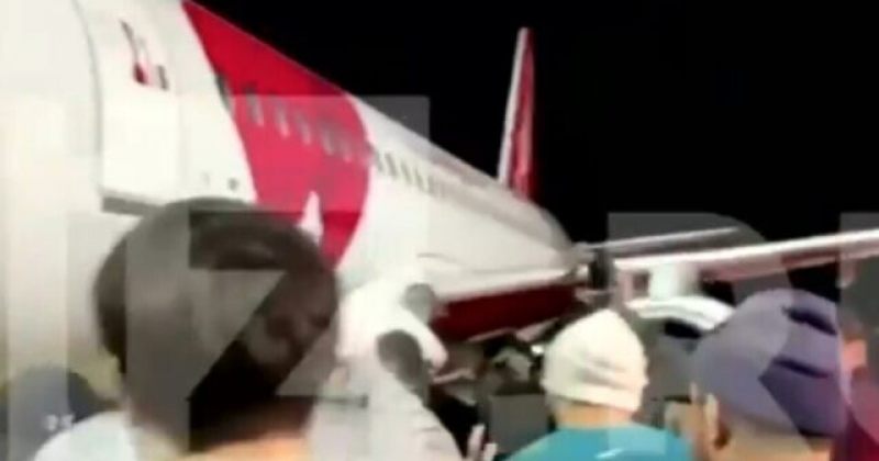 გვარდიამ მაჰაჩყალის აეროპორტის ასაფრენ ბილიკზე შეჭრილი ბრბოს დაკავება დაიწყო (VIDEO)