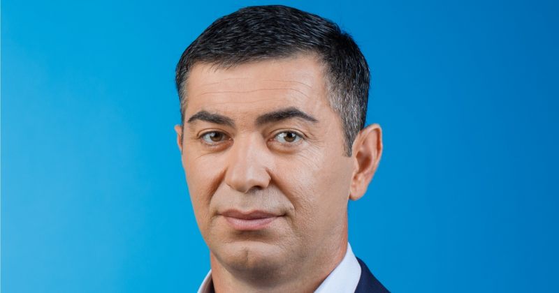 ყაზბეგის მერი უარყოფს, რომ სცემა კაცს, რომელიც ჰესის მშენებლობას აპროტესტებდა