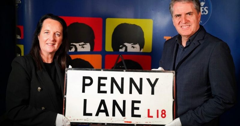 Penny Lane-ის აბრა, რომელიც 47 წლის წინ მთვრალმა სტუდენტებმა მოიპარეს, ლივერპულს დაუბრუნდა