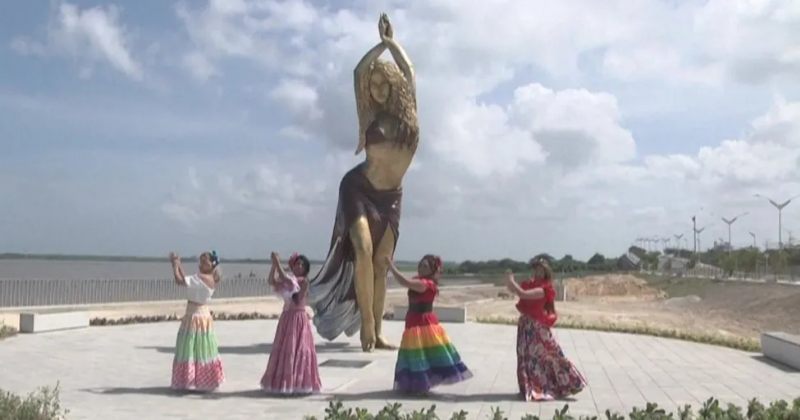 შაკირას მშობლიურ ქალაქში მომღერლის 6.5-მეტრიანი ბრინჯაოს ქანდაკება დადგეს