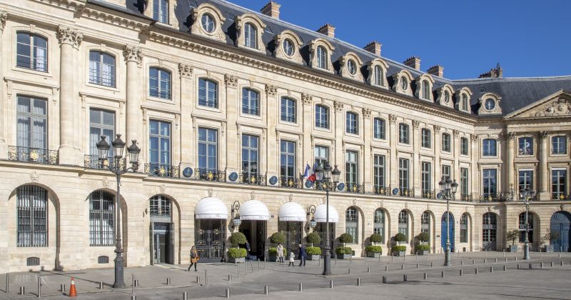 პარიზში, სასტუმრო Ritz-ში 750 000 ევროდ შეფასებული დაკარგული ბეჭედი მტვერსასრუტში იპოვეს