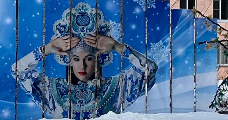 რუსეთში ბანერზე გამოსახული "სნეგუროჩკა" პორნოვარსკვლავი საშა გრეი აღმოჩნდა