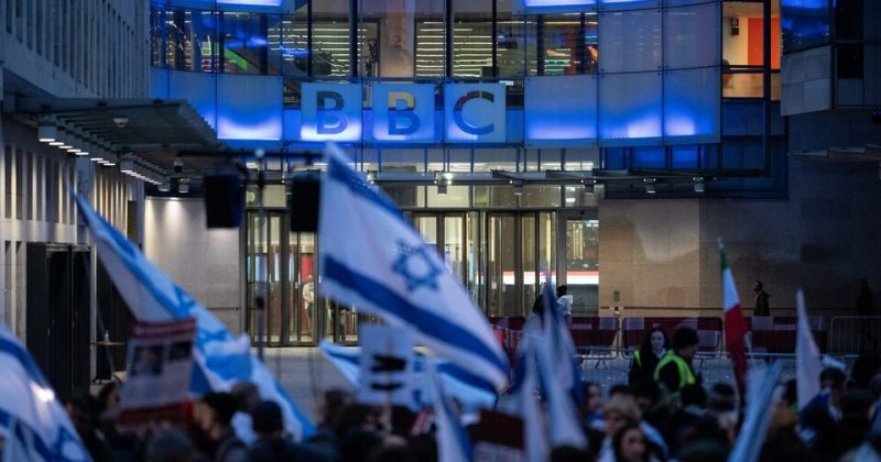 BBC-ის თანამშრომელმა ებრაელ ხალხს ნაცისტი პარაზიტები, ხოლო თეთრკანიანებს ვირუსები უწოდა 