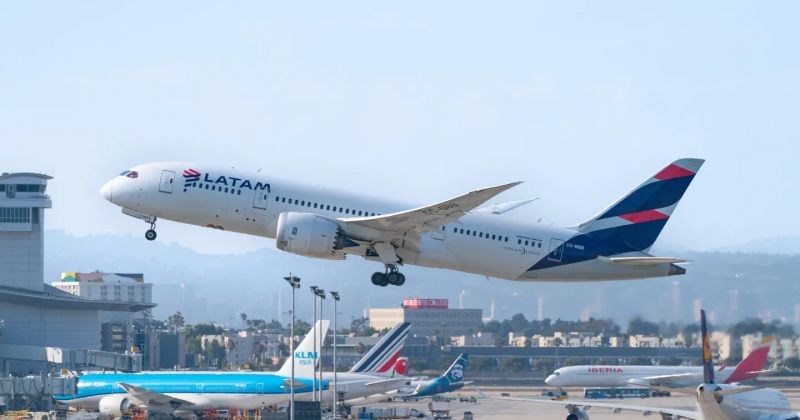 LATAM Airlines-ის რეისზე "ტექნიკური პრობლემის" გამო, სულ მცირე, 50 ადამიანი დაშავდა