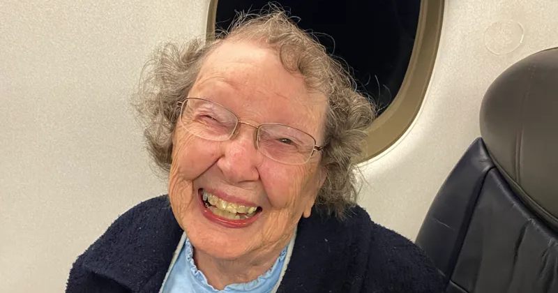 American Airline-ს ტექნიკური ხარვეზის გამო 101 წლის ქალი რეგულარულად ბავშვში ეშლება