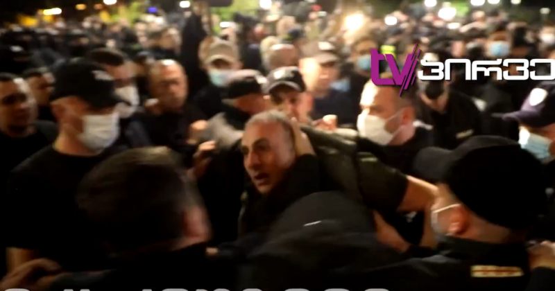 TV PIRVELI აქციის დროს პოლიციელების მიერ ალეკო ელისაშვილის ცემის ვიდეოს ავრცელებს