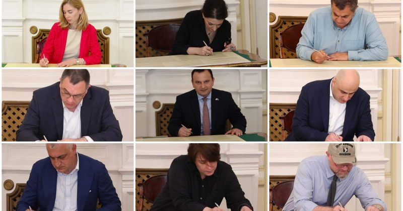 ოპოზიციური პარტიების და პოლიტიკოსების ნაწილმა ქართულ ქარტიას ხელი მოაწერა