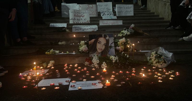 პარლამენტთან კესარია აბრამიძის ხსოვნას პატივი მიაგეს
