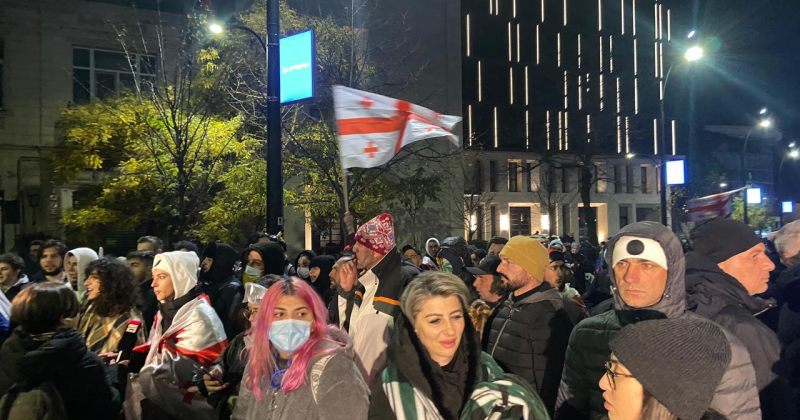 15-წუთიანი ვადის გასვლის შემდეგ, დემონსტრანტებმა მელიქიშვილის გამზირისკენ გადაინაცვლეს