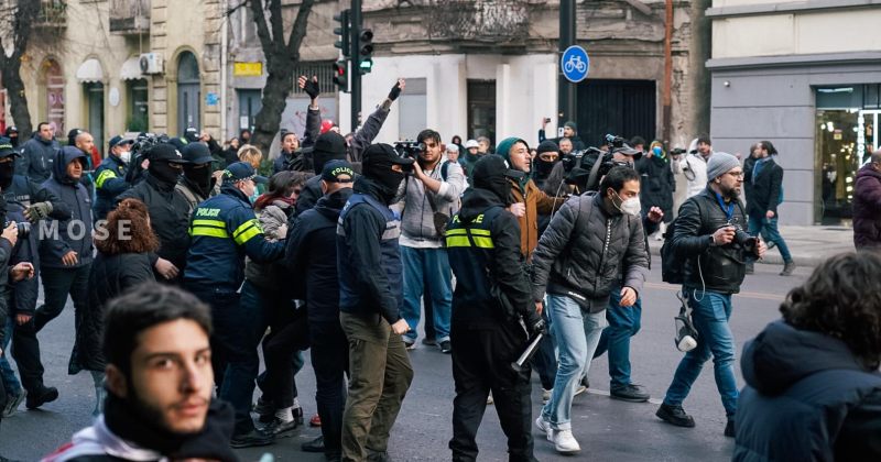 სამართალდამცველებმა იძალადეს "მთავარის" ოპერატორსა და "პუბლიკას" ჟურნალისტზე
