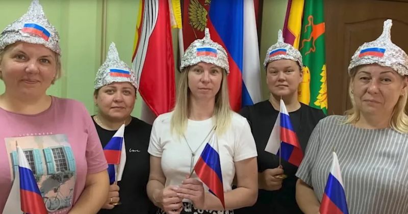 პრანკერმა რუსეთში NATO-ს რადიაციისგან დასაცავად მასწავლებლებს ფოლგის ქუდები დაამზადებინა