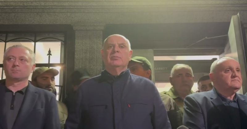 ბჟანია: აფხაზეთის მთავრობის წევრები რჩებიან ადგილზე და გააგრძელებენ მუშაობას