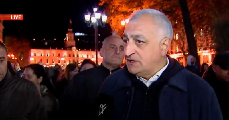 ესაა გამაფრთხილებელი პიკეტი - აქციის მონაწილეები მსვლელობით ბარათაშვილის ხიდისკენ მიდიან