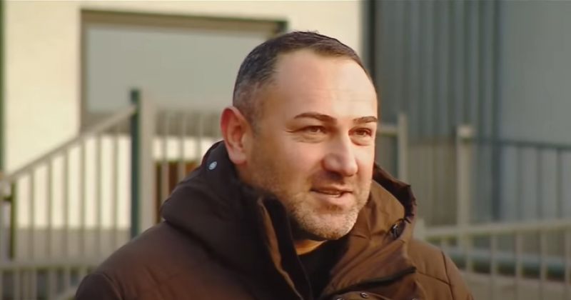 აქციაზე დაკავებული: პოლიციელმა ხელზე მიკბინა