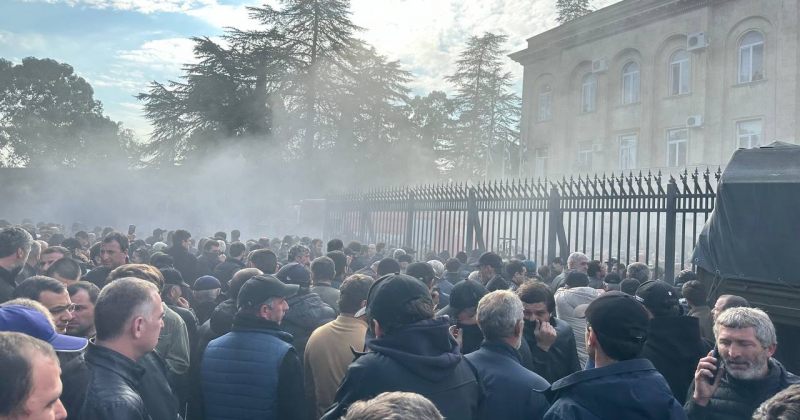 სოხუმში მომიტინგეებმა ე.წ. პარლამენტი ალყაში მოაქციეს, მედიის ცნობით ბჟანია გაიქცა