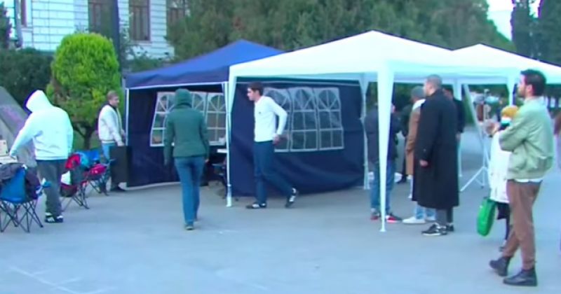 სტუდენტების ნაწილმა თსუ-ს ეზოში კარვები დადგა