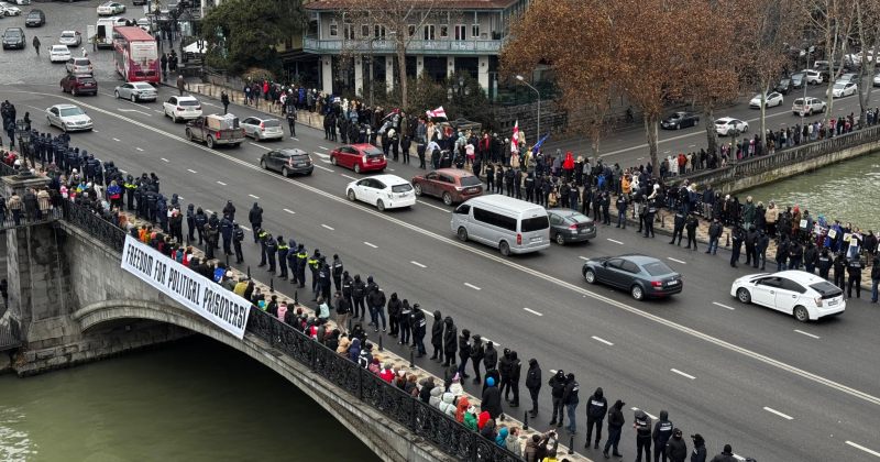 საქართველოს ქალაქებში აქციის მონაწილეები ერთობის ჯაჭვში ჩადგნენ – პროტესტის 31-ე დღე
