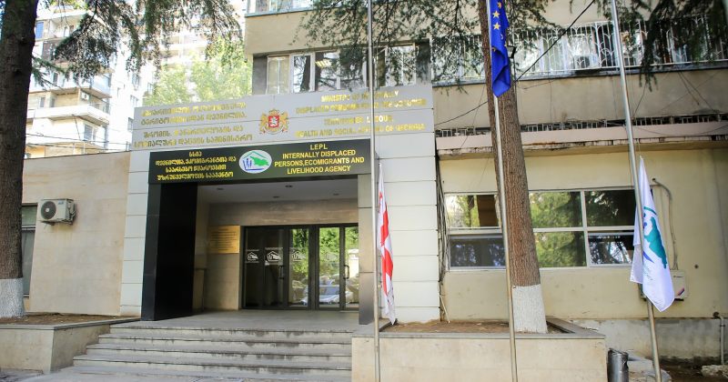 დევნილთა სააგენტოს შენობასთან კაცმა თავის დაწვა სცადა