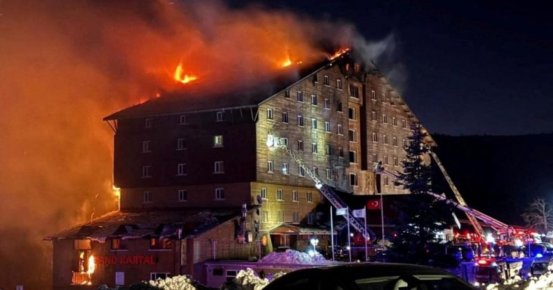 თურქეთში დამწვარი სასტუმროს მფლობელის მტკიცებით, ხანძარი პერსონალის პასუხისმგებლობაა