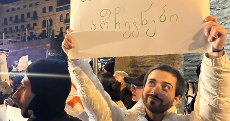 საჯარო მოხელე ამბობს, რომ სამსახურიდან პროტესტის გამო გაათავისუფლეს
