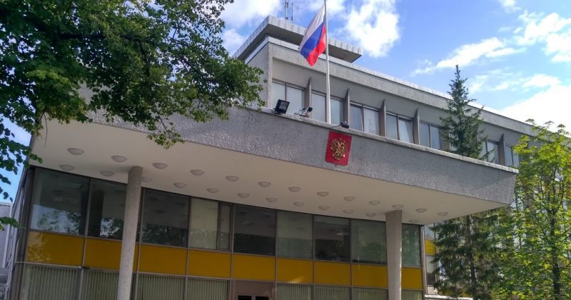 სტოკჰოლმში კაცი ავტომობილით რუსეთის საელჩოს კარების გატანას ეცადა
