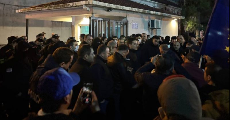 პოლიციამ ბათუმში მიმდინარე აქციაზე 10-მდე აქტივისტი დააკავა