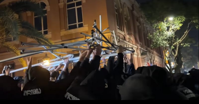 ბათუმში პოლიციამ აქციის მონაწილეების კარავი გაიტაცა