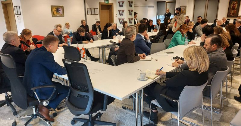 აქციებზე დაკავებულთა და დაპატიმრებულთა ოჯახის წევრები პოლონეთს საელჩოში დიპლომატებს შეხვდნენ