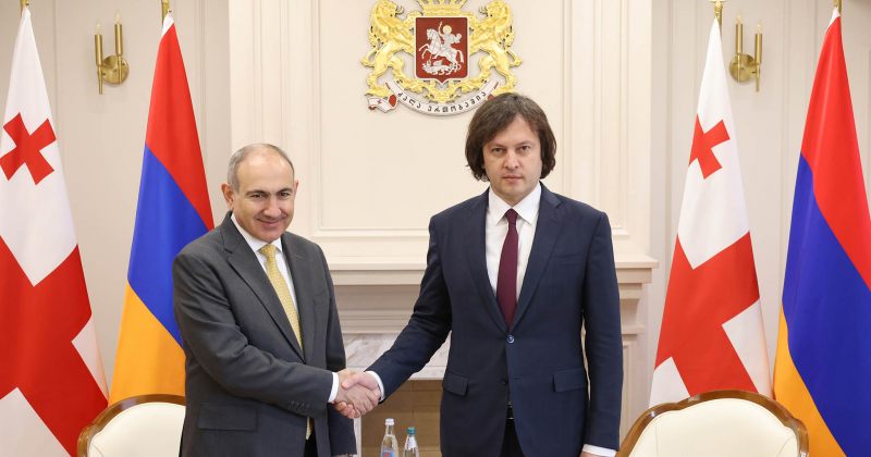 ნიკოლ ფაშინიანი ირაკლი კობახიძეს თბილისში საქართველო-სომხეთის საფეხბურთო მატჩამდე შეხვდა