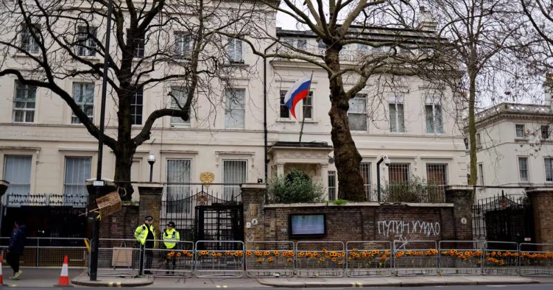 გაერთიანებულმა სამეფომ რუსეთის დიპლომატსა და მის ცოლს დიპლომატიური სტატუსი შეუჩერა