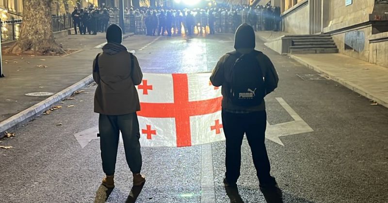 თვითმხილველის ცნობით, რუსთაველზე 2 ადამიანი დააკავეს