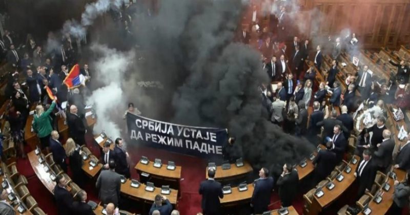 სერბეთის პარლამენტში ოპოზიციის დეპუტატებმა საკვამლე ხელყუმბარები ისროლეს (VIDEO)