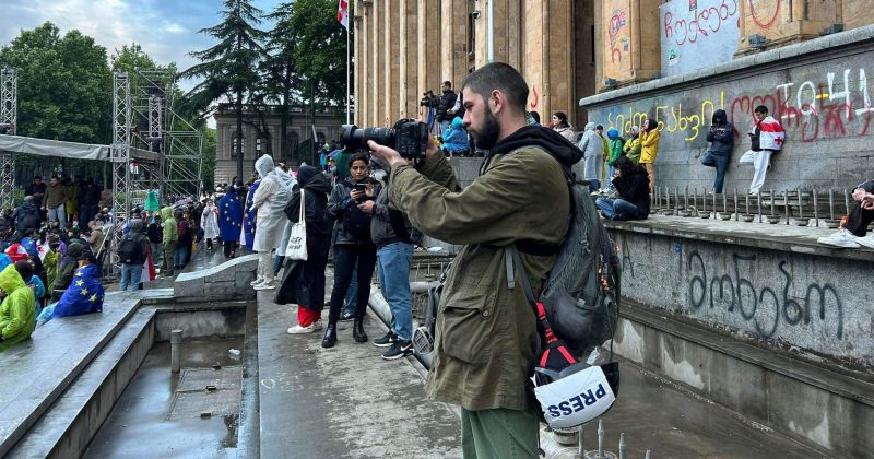 ინდიგოს ჟურნალისტის ადვოკატის თქმით, პოლიციის მანქანაში მას კამერის დამტვრევით დაემუქრნენ