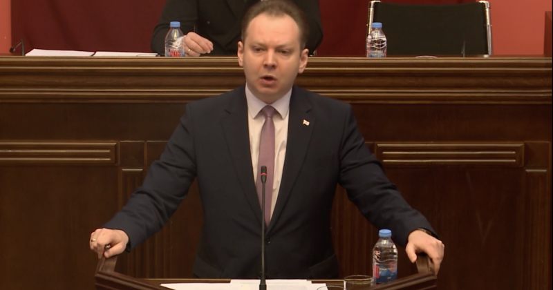 იურიდიულმა კომიტეტმა პარტიების აკრძალვას I მოსმენით მხარი დაუჭირა