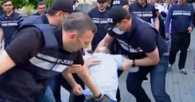 თბილისის საქალაქო სასამართლოს ეზოში, სავარაუდოდ, 1 პირი დააკავეს