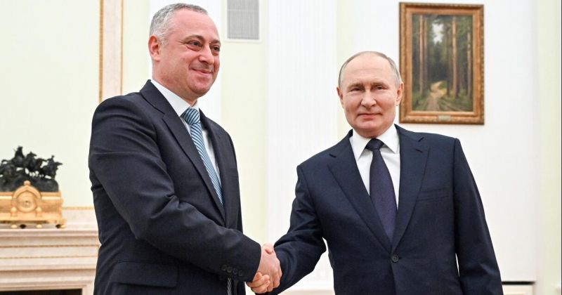 კრემლში შეხვედრისას გუნბამ პუტინი აფხაზეთში დაპატიჟა