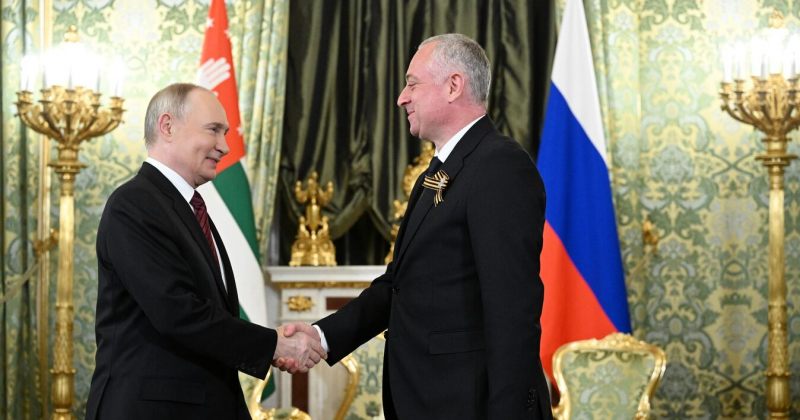 პუტინი აფხაზეთის ე.წ. პრეზიდენტის მიწვევაზე: დიდი მადლობა, სიამოვნებით