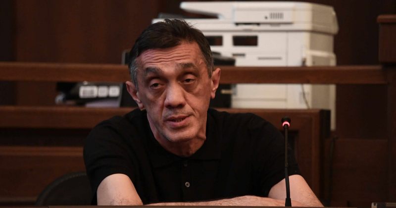 არ დამინახავს, ქვა ვინ ისროლა, ორგანიზებულობაც არ შემიმჩნევია – პოლიციელი 8 პირის სხდომაზე