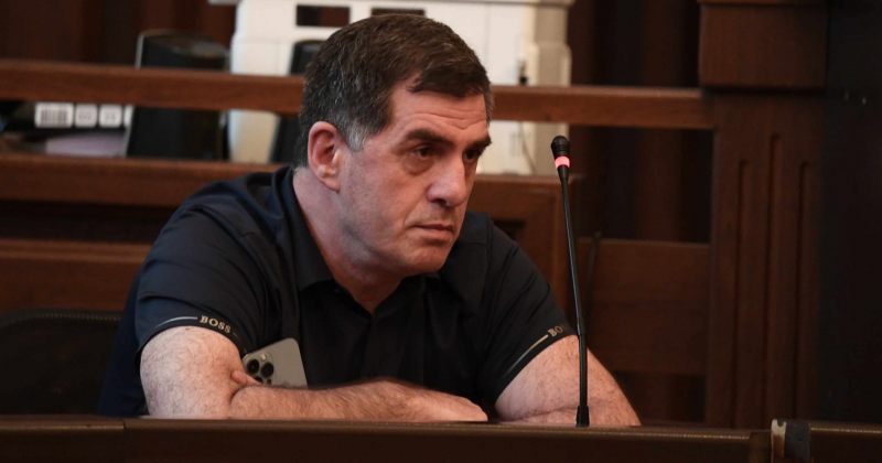 "არ დამინახავს, ქვა ვინ მესროლა" – მოწმე პოლიციელი 8 პირის პროცესზე