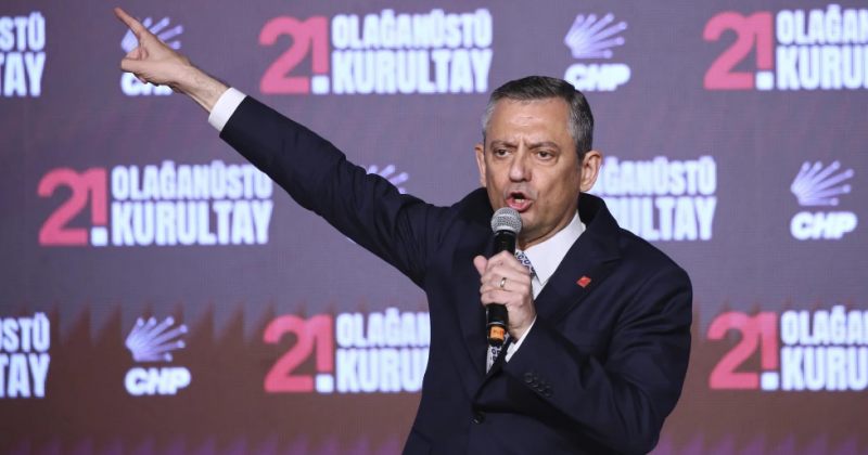 სტამბოლში თურქეთის ოპოზიციური პარტიის ლიდერს, ოზგურ ოზელს, თავს დაესხნენ (VIDEO)