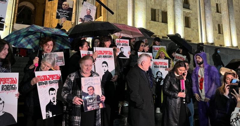 რაც ანაწევრებს პროტესტს, ემსახურება მტრის ინტერესებს – რეჟიმის პატიმრების ოჯახები