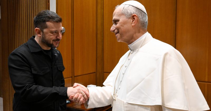 ზელენსკი უკრაინის დელეგაციასთან ერთად ვატიკანში პაპ ლეო XIV-ეს შეხვდა