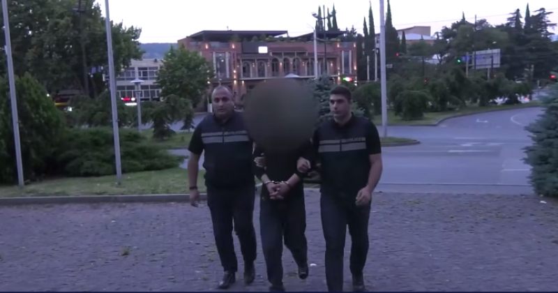 ბენზინგასამართ სადგურის ოპერატორს იარაღის გამოყენებით გასტაცა თანხა – შსს-მ 1 პირი დააკავა