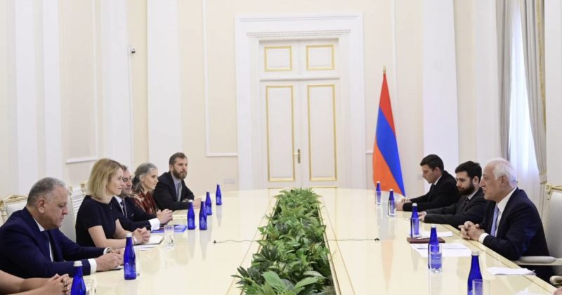 კალასი სომხეთში ვიზიტის ფარგლებში ხაჩატურიანს შეხვდა