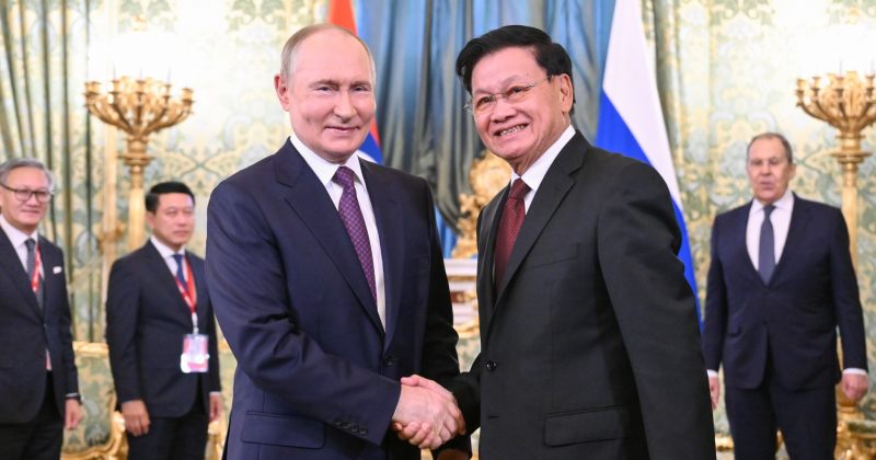 ლაოსის პრეზიდენტმა ვლადიმირ პუტინს ორი სპილო აჩუქა