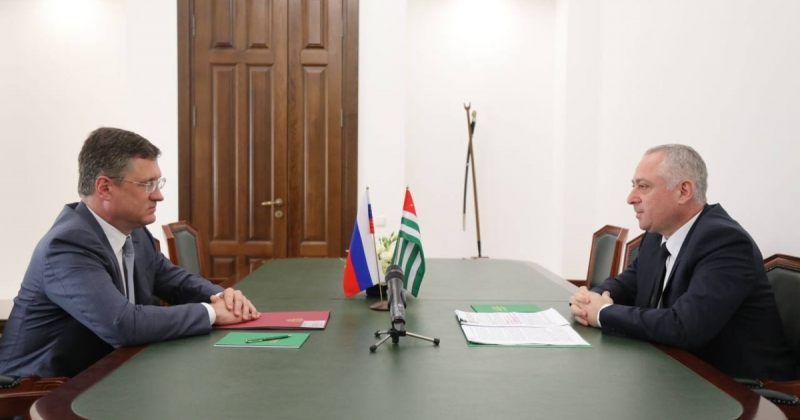 რუსეთის ვიცეპრემიერი სოხუმში ჩავიდა და ოკუპირებული აფხაზეთის ე.წ. პრეზიდენტს შეხვდა