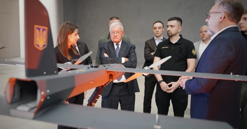 ტრამპის წარმომადგენელი უკრაინული დრონების საწარმოს ეწვია