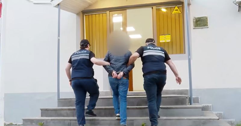 ცივი იარაღით დაჭრა და ადგილიდან მიიმალა – განზრახ მკვლელობის მცდელობისთვის 1 პირი დააკავეს