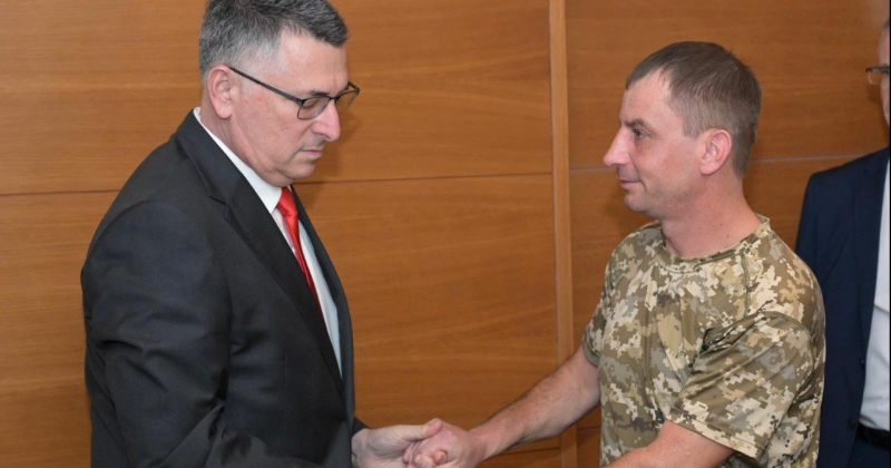 ისრაელის მინისტრი შეხვდა უკრაინელ სამხედროს, რომლის ოჯახიც ირანის იერიშს ემსხვერპლა