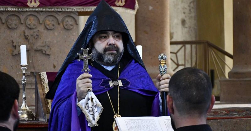 სომხეთის ხელისუფლებამ სამოციქულო ეკლესიის რეიდების შედეგად ეპისკოპოსი დააკავა